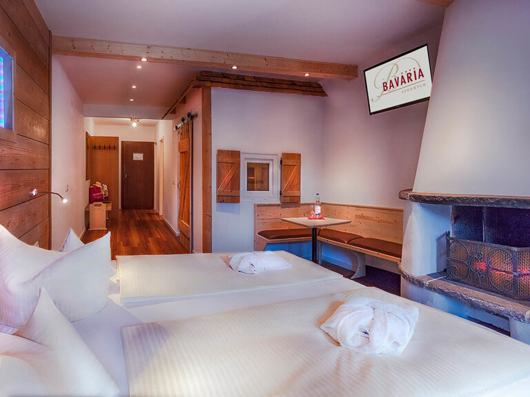 Das Bild zeigt das gemütliche Schlafzimmer in der 2 Raum Juniorsuite im Hotel Bavaria Pfronten